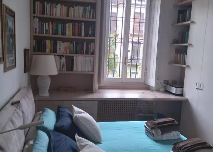 Casa Mari - Free Secure Parking, Breakfast, Private Bathroom, Wifi, Garden, Aircon, 5 Min Walk To Metro And Train Station Bed & Breakfast