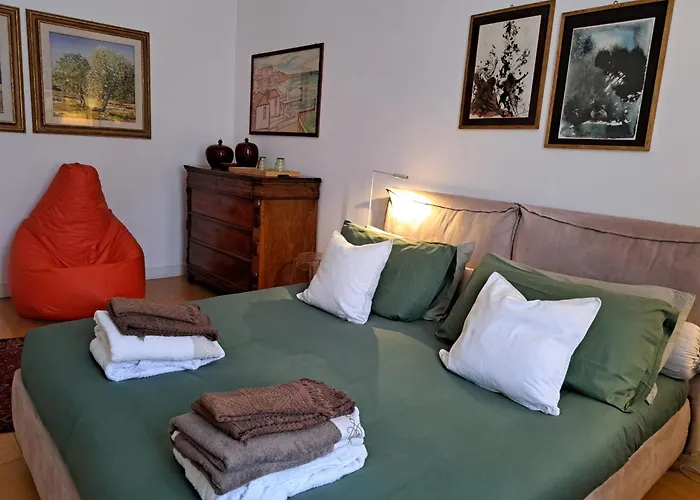 Casa Mari - Free Secure Parking, Breakfast, Private Bathroom, Wifi, Garden, Aircon, 5 Min Walk To Metro And Train Station