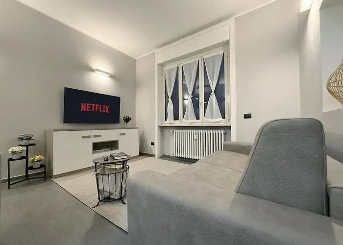 Wide & Bright 2 Bedroom Flat 50m From M4 Station *