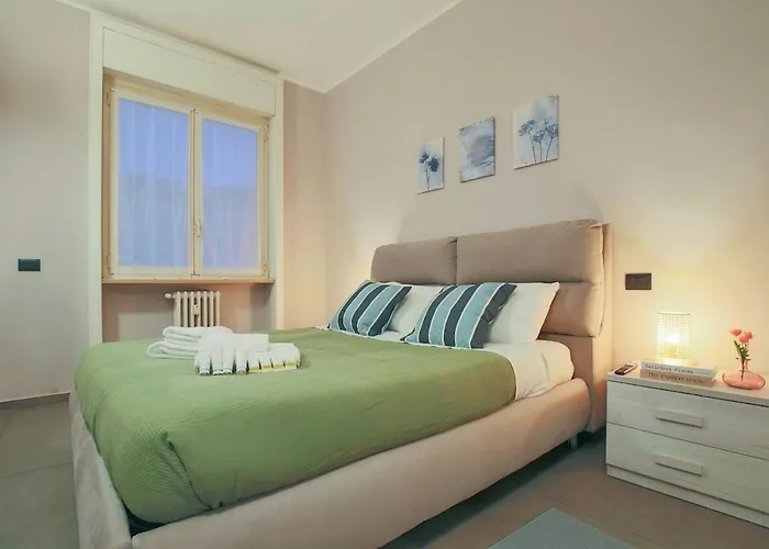 Wide & Bright 2 Bedroom Flat 50m From M4 Station *