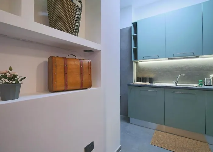 Wide & Bright 2 Bedroom Flat 50m From M4 Station 밀라노