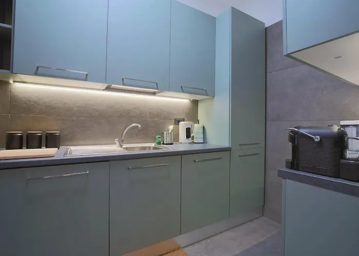 Wide & Bright 2 Bedroom Flat 50m From M4 Station