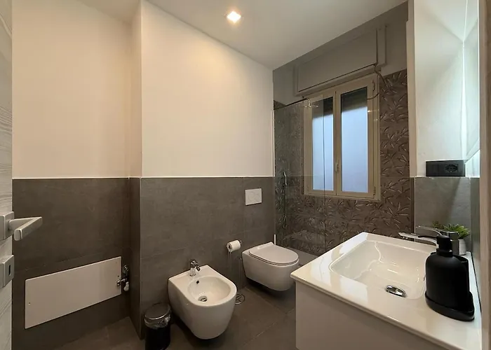 아파트 Wide & Bright 2 Bedroom Flat 50m From M4 Station 밀라노