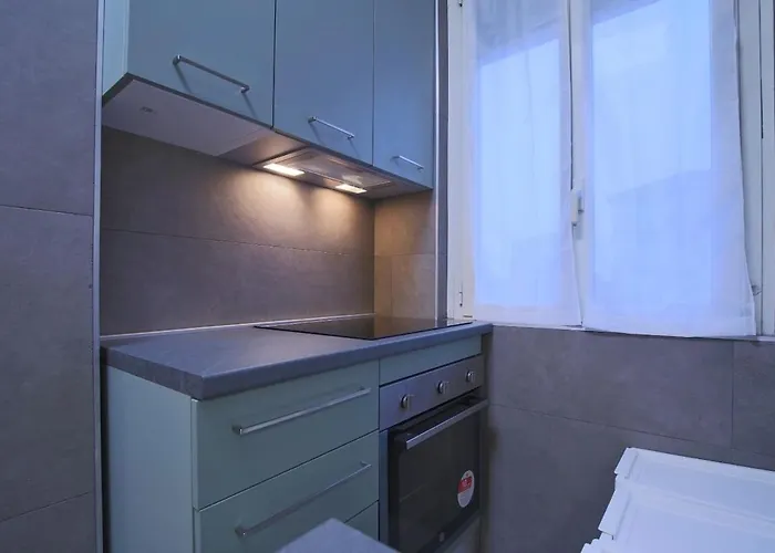 Wide & Bright 2 Bedroom Flat 50m From M4 Station