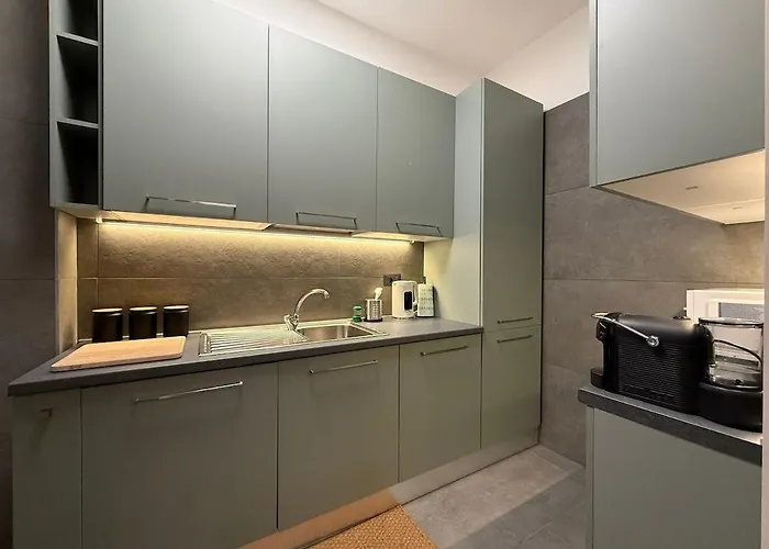 아파트 Wide & Bright 2 Bedroom Flat 50m From M4 Station