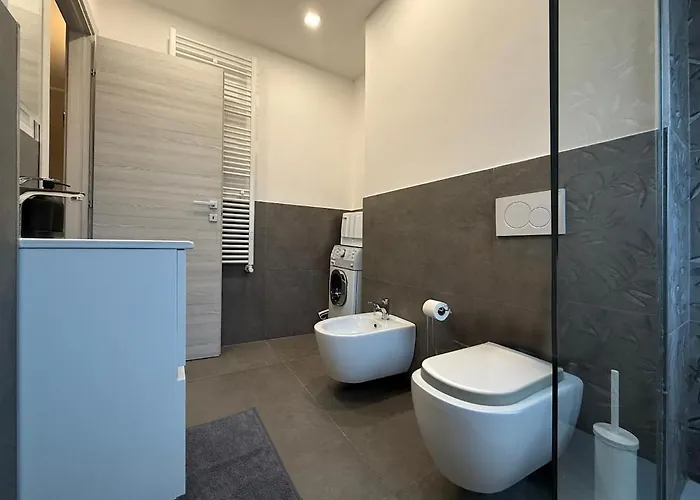 Wide & Bright 2 Bedroom Flat 50m From M4 Station