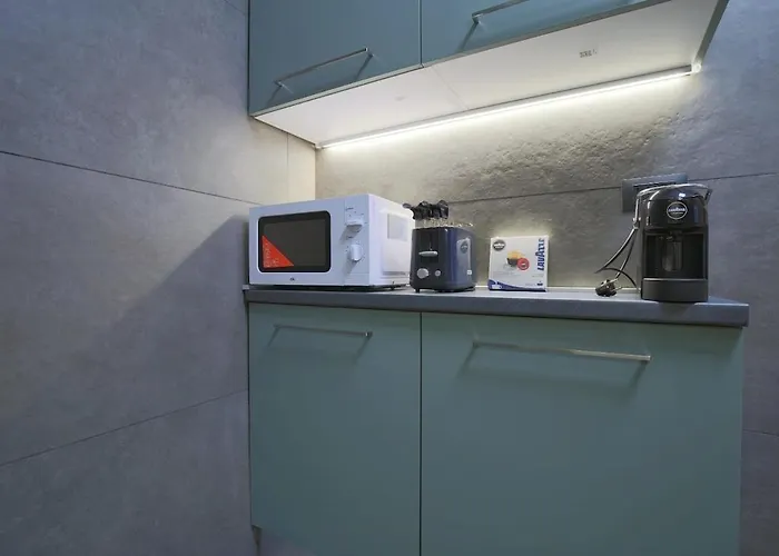 Wide & Bright 2 Bedroom Flat 50m From M4 Station *