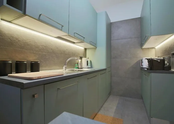 Wide & Bright 2 Bedroom Flat 50m From M4 Station