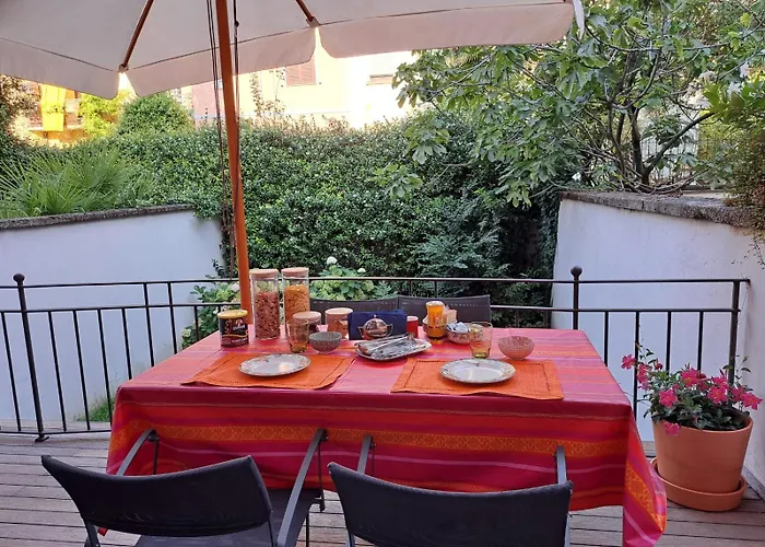 Casa Mari - Free Secure Parking, Breakfast, Private Bathroom, Wifi, Garden, Aircon, 5 Min Walk To Metro And Train Station Bed & Breakfast 4*