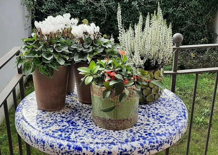 Casa Mari - Free Secure Parking, Breakfast, Private Bathroom, Wifi, Garden, Aircon, 5 Min Walk To Metro And Train Station Bed & Breakfast