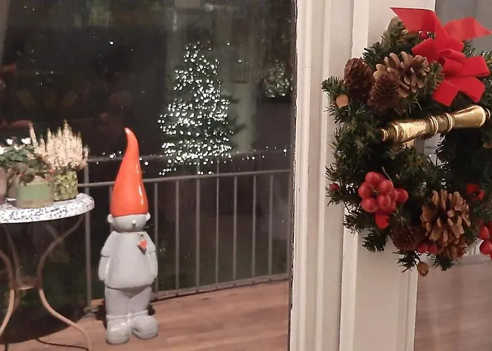 Casa Mari - Free Secure Parking, Breakfast, Private Bathroom, Wifi, Garden, Aircon, 5 Min Walk To Metro And Train Station