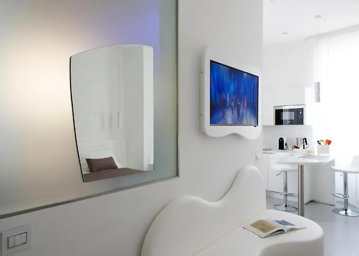 Gatto Bianco Mia Otel Milano