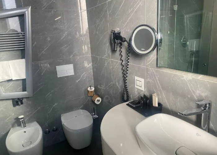 Gatto Bianco Mia Otel Milano