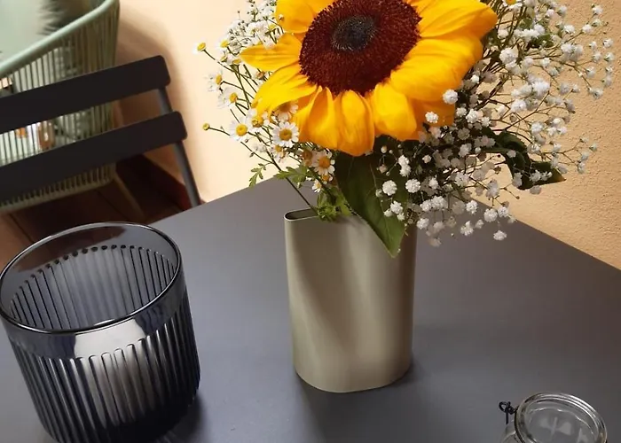 Appartement Olive Garden Stylish With Cozy Terrace Milaan