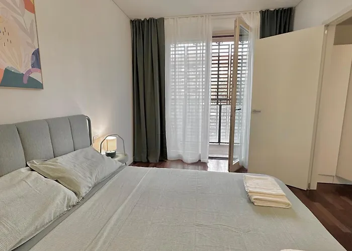 Giax Tower Premium Modern Milanese Flat With Gym Pool View & Box Apartment *