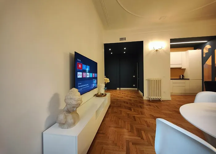 9 Guests 2 Together 2 And 3 Floor With, 4 Bedrooms, 4 Baths In Downtown With Ac, Wifi And Subway M1 M2 Airport Connected *