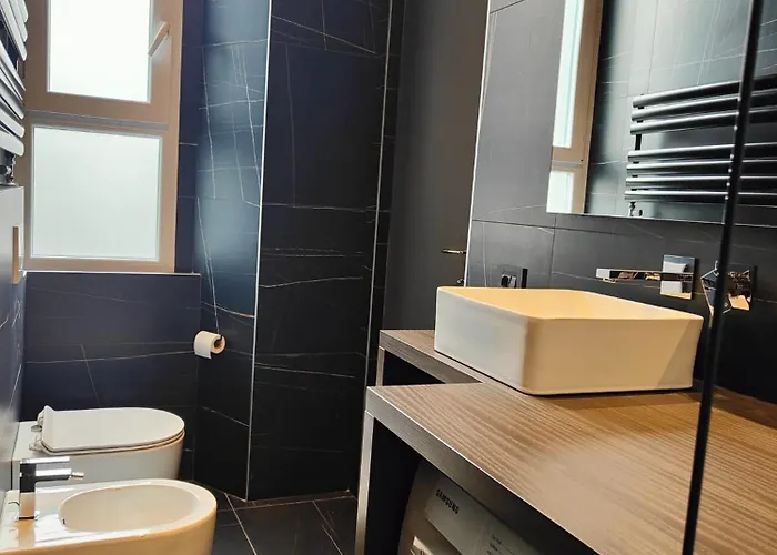 9 Guests 2 Together 2 And 3 Floor With, 4 Bedrooms, 4 Baths In Downtown With Ac, Wifi And Subway M1 M2 Airport Connected ミラノ