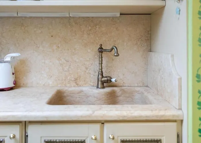 10' From Station-300 M From The Metro *