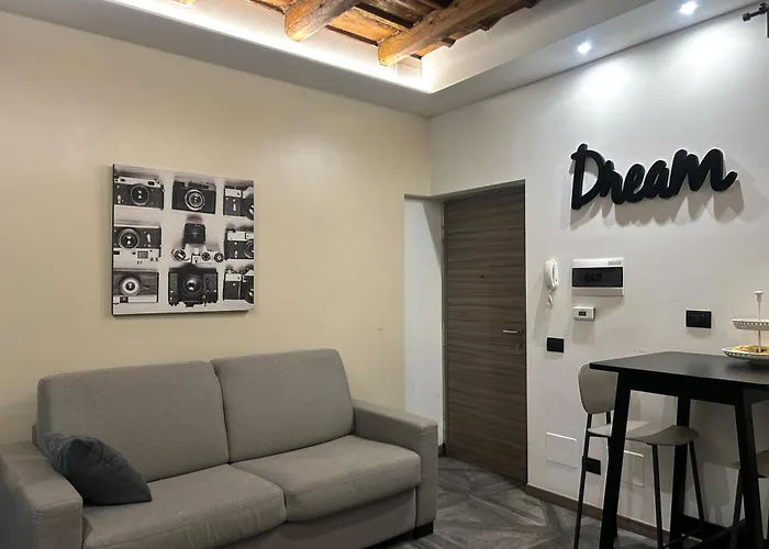 Davinci Near Duomo ميلان