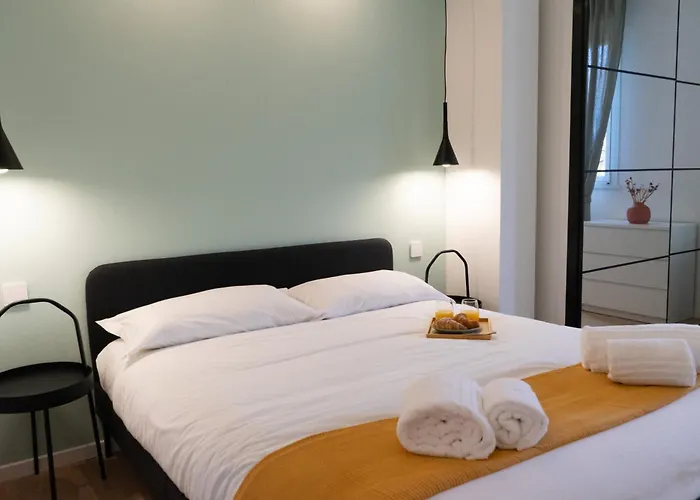 Arcimboldi's Nest - Close To Metro And Train 아파트 *