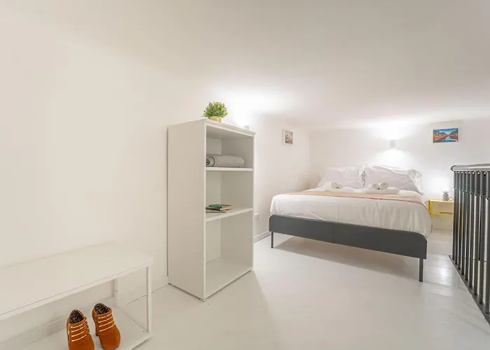 Apartment Metro Yellow