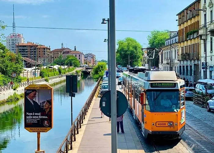 Navigli Metro4-tram2-naviglio Grande * Milán