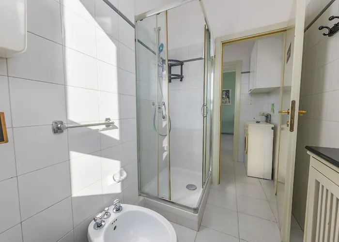 Easy Parking - 5 Min To Metro - Balcony - Quiet Apartament Mediolan