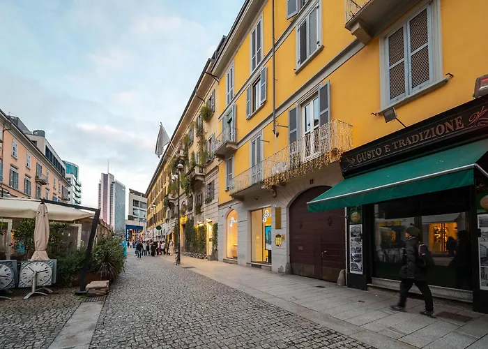 The Mirror Attic - Moscova Brera Milánó