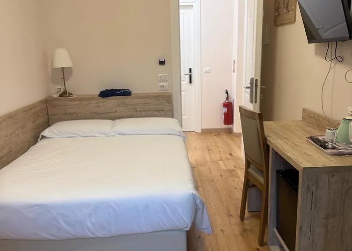 Πανσιόν Station Group - Via Ponte Seveso 18 3*