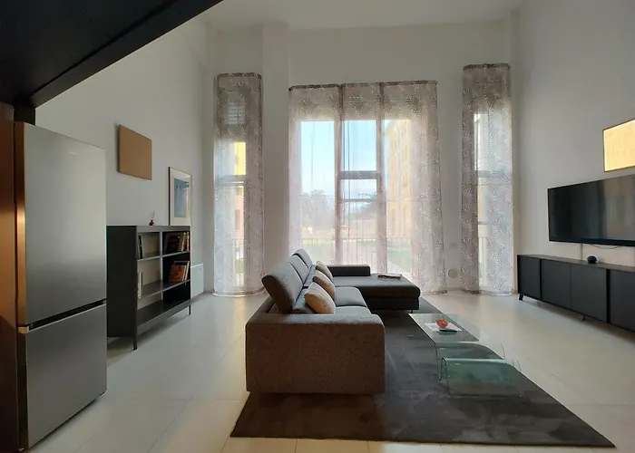 Space Loft - Close To M5 Subway - Free Parking - Sky & Netflix Tv