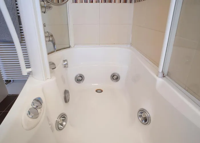 Bright And Comfy In A Beautiful Contemporary