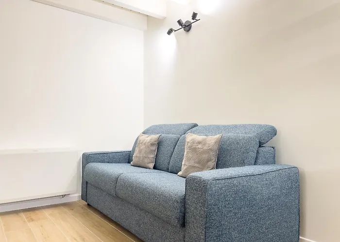 Bright With Terrace And Pool Milán