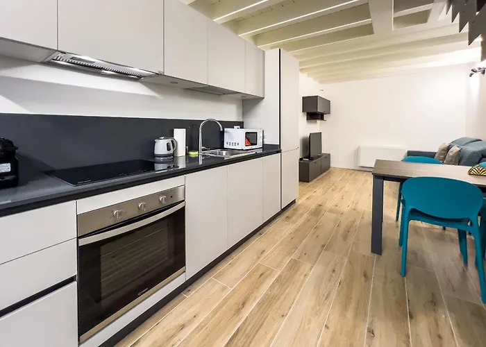 Bright With Terrace And Pool Milán