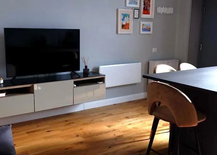 Cozy Renovated Comfort In Isola Lejlighed