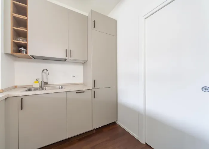 Apartmanhotel Charming & Bright Near Milan's Fashion District 4*