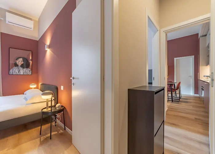 5' From Station, With 2 Bedrooms Mediolan