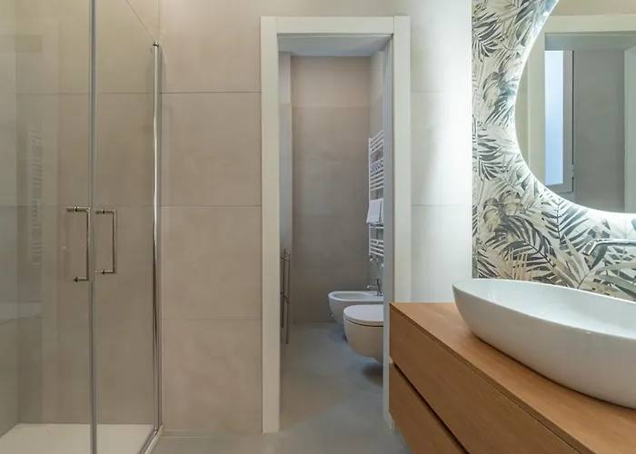 5' From Station, Elegance And Class