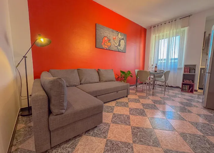 Spacious With Balcony And 2 Bathrooms By Host Hero *