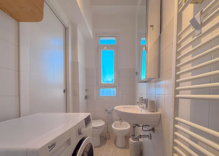 Spacious With Balcony And 2 Bathrooms By Host Hero * Milaan