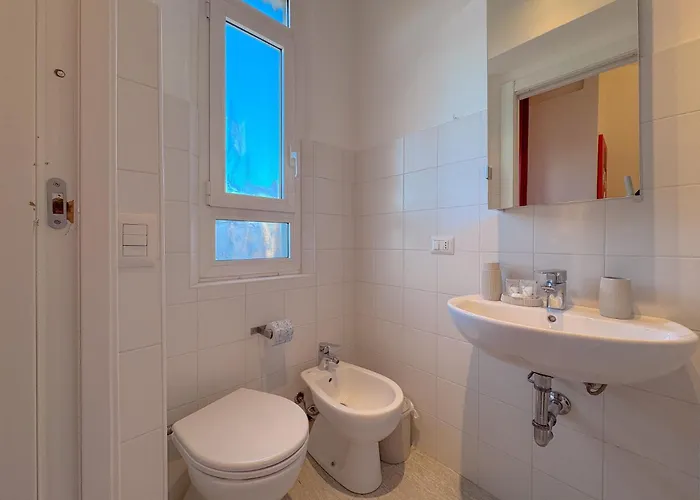 Spacious With Balcony And 2 Bathrooms By Host Hero