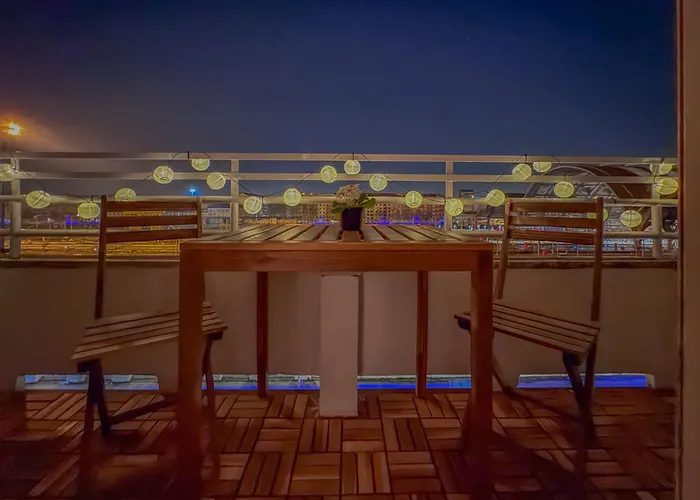 Spacious With Balcony And 2 Bathrooms By Host Hero *