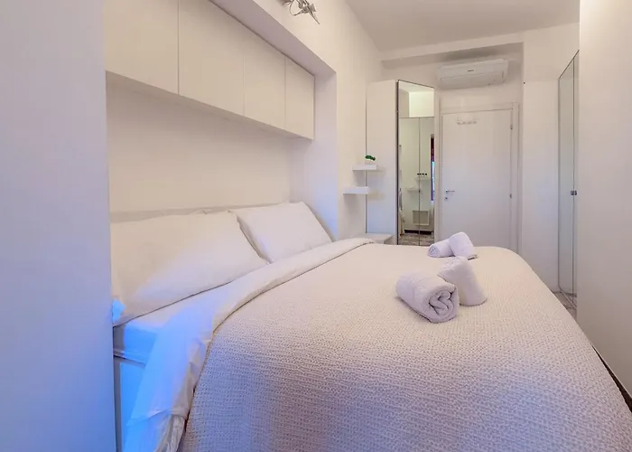 Spacious With Balcony And 2 Bathrooms By Host Hero *