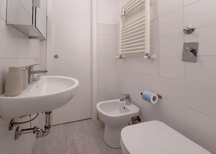 Spacious With Balcony And 2 Bathrooms By Host Hero