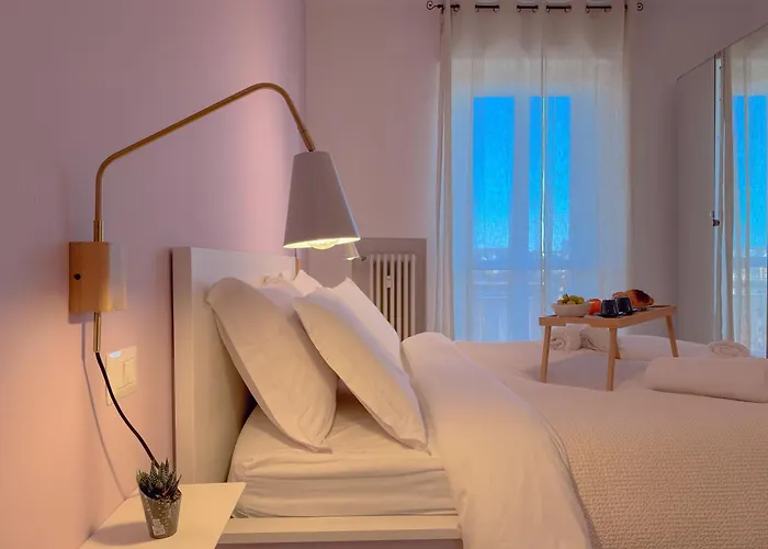 Spacious With Balcony And 2 Bathrooms By Host Hero