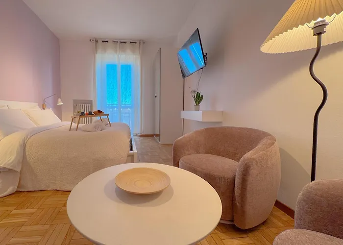 Spacious With Balcony And 2 Bathrooms By Host Hero *