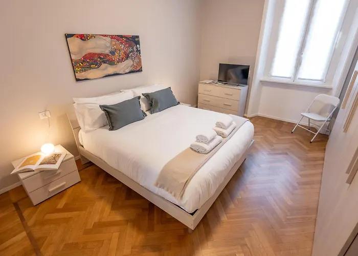 Modern For 4 In Historical Building - Duomo View Apartmán Milán