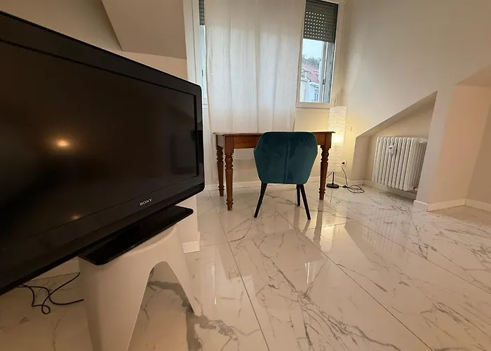 Sunny Design Penthouse 2br 2ba 8 Min To Duomo Mediolan