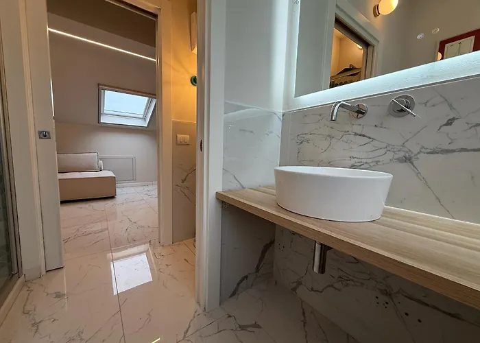 Sunny Design Penthouse 2br 2ba 8 Min To Duomo Apartament *