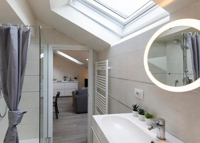 Bright Attic M4 - 2 Bedrooms * 밀라노