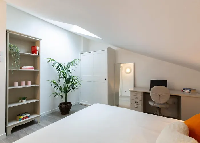Bright Attic M4 - 2 Bedrooms 아파트
